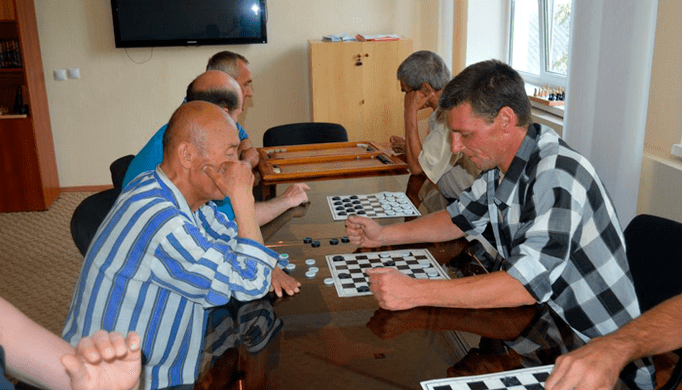 Damespiel zur Ablenkung von der Biersucht