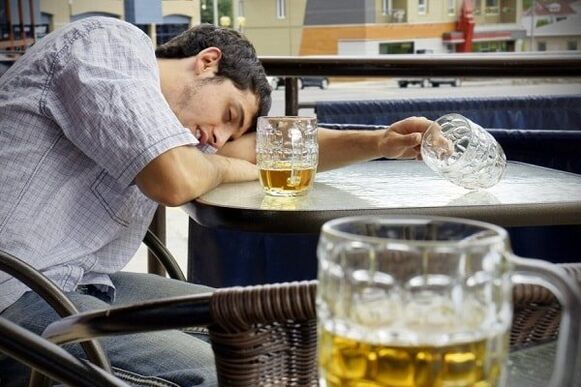 Person, die trinkt, wie man mit dem Trinken aufhört