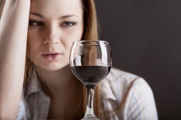 Frau trinkt Wein, wie man mit dem Trinken aufhört